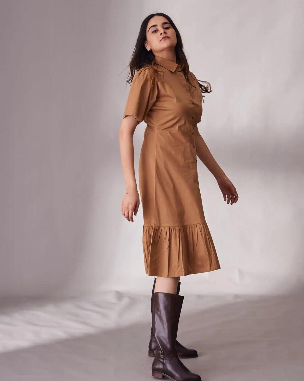Risate button down shirt midi dress in brown with short sleeves and a tiered hem