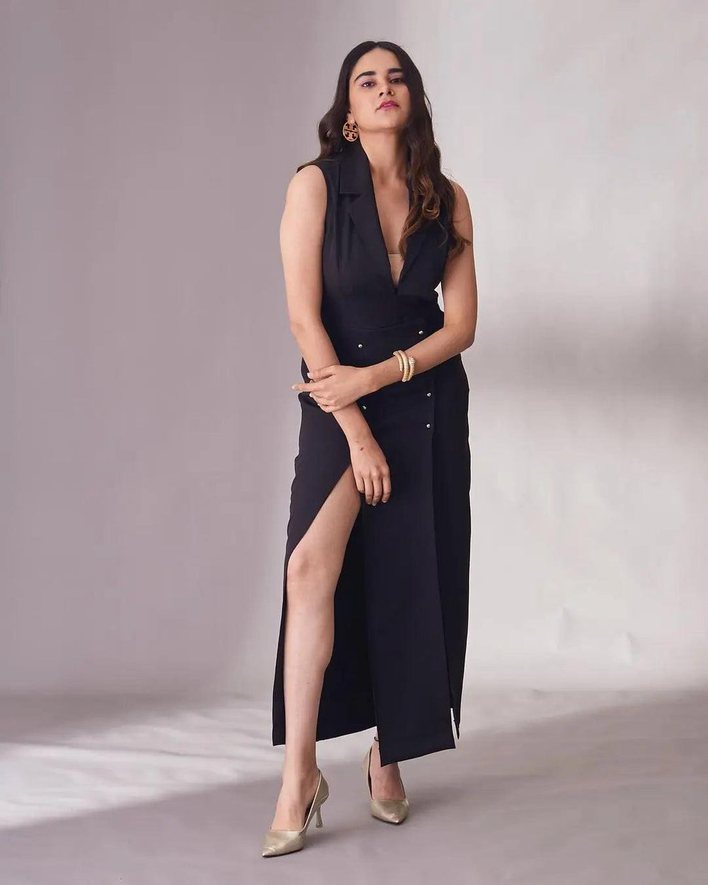 Elegant Caroline wrap dress for women in black with a high slit and stylish collar