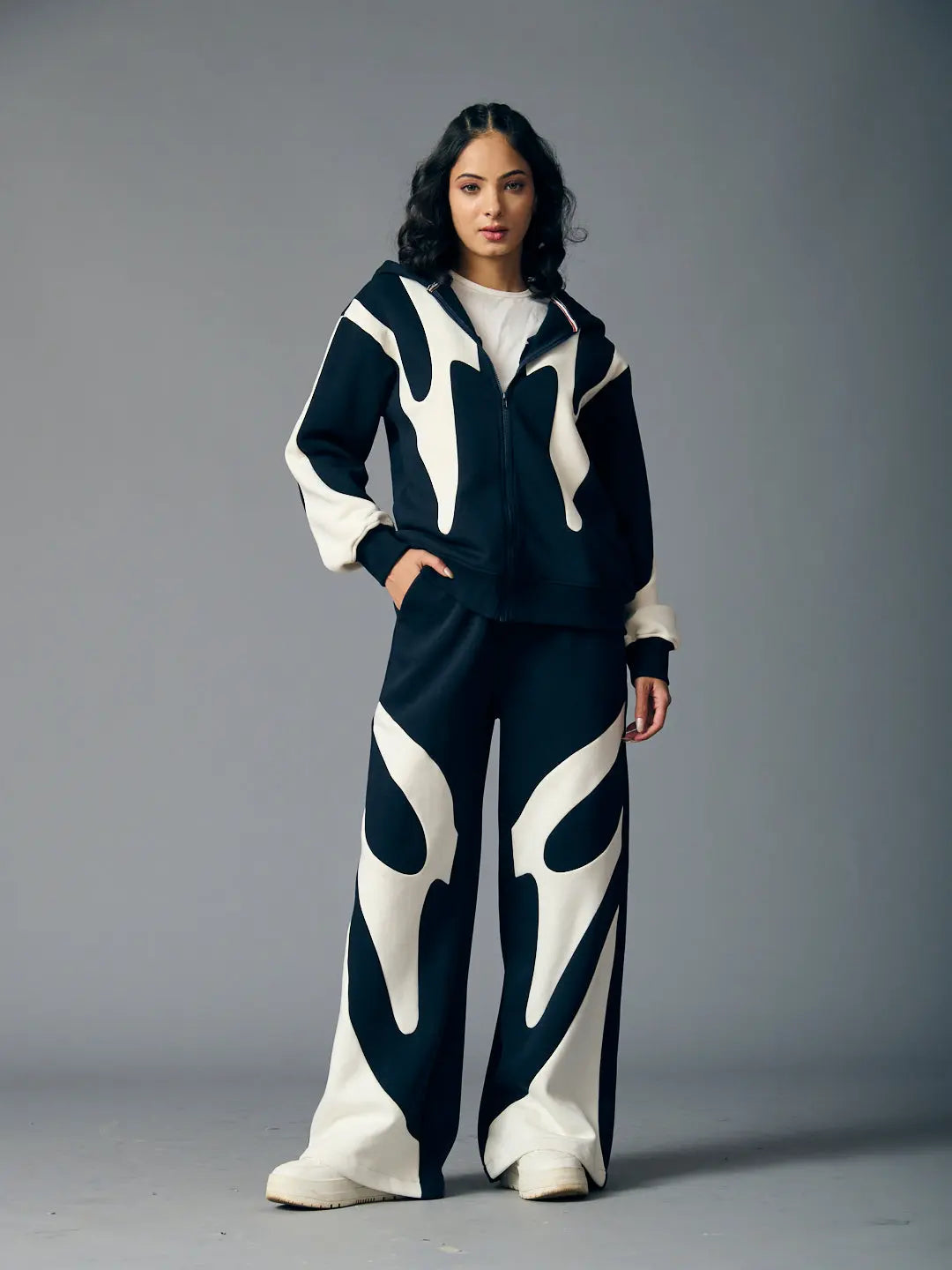 Risate chic streetwear set for women in black and white with bold patterns and comfortable fit