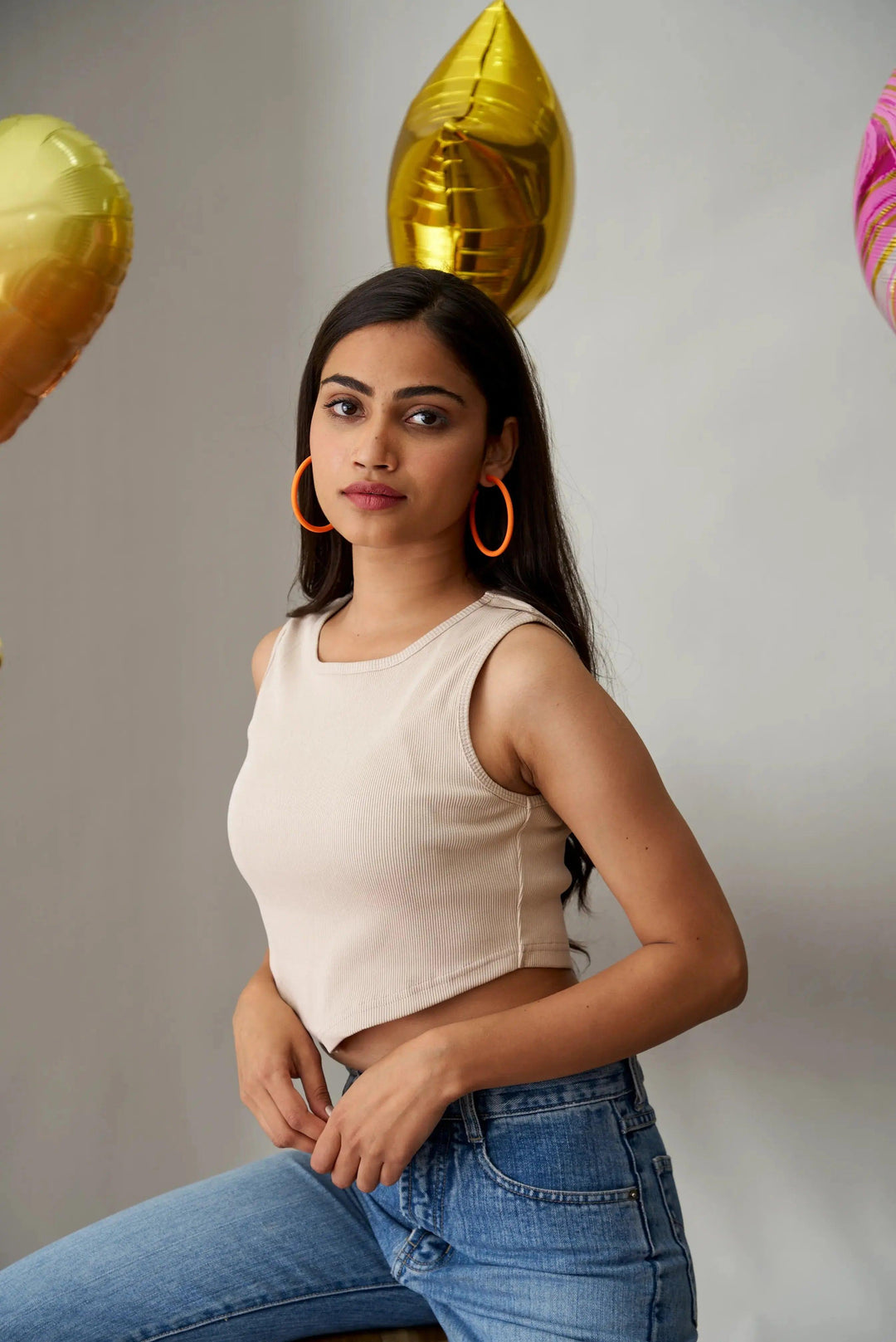 Risate clover crop top for women in beige with a fitted design, paired with high-waisted jeans