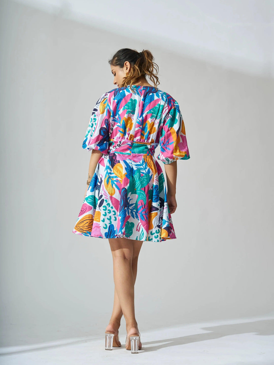 Back view of the Risate coral reef linen dress with colorful floral patterns and short sleeves