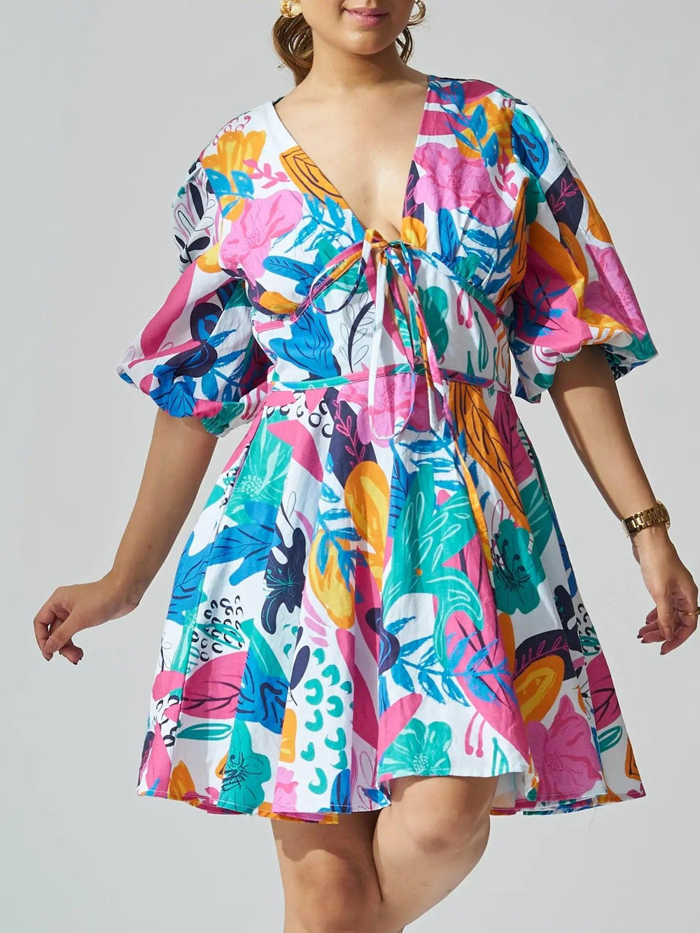 Risate coral reef linen dress featuring vibrant floral patterns and a playful silhouette for summer outings