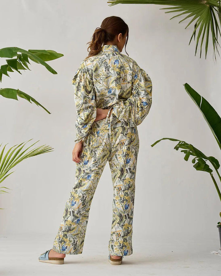 Floral Risate cotton bed linen set in yellow and green, featuring a relaxed back view with puff sleeves