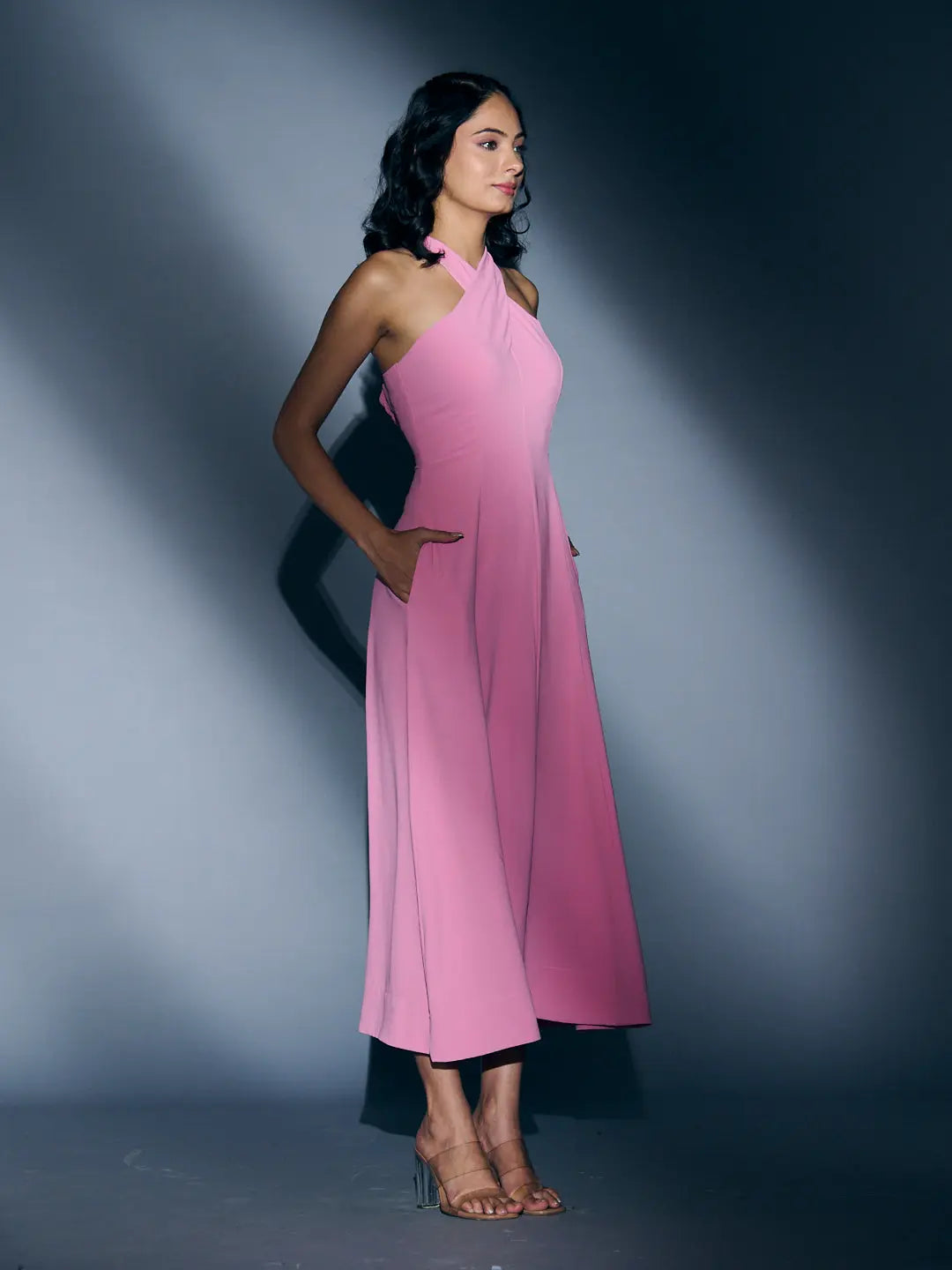 Elegant Risate crossneck crepe maxi dress in pink with stylish silhouette and pockets