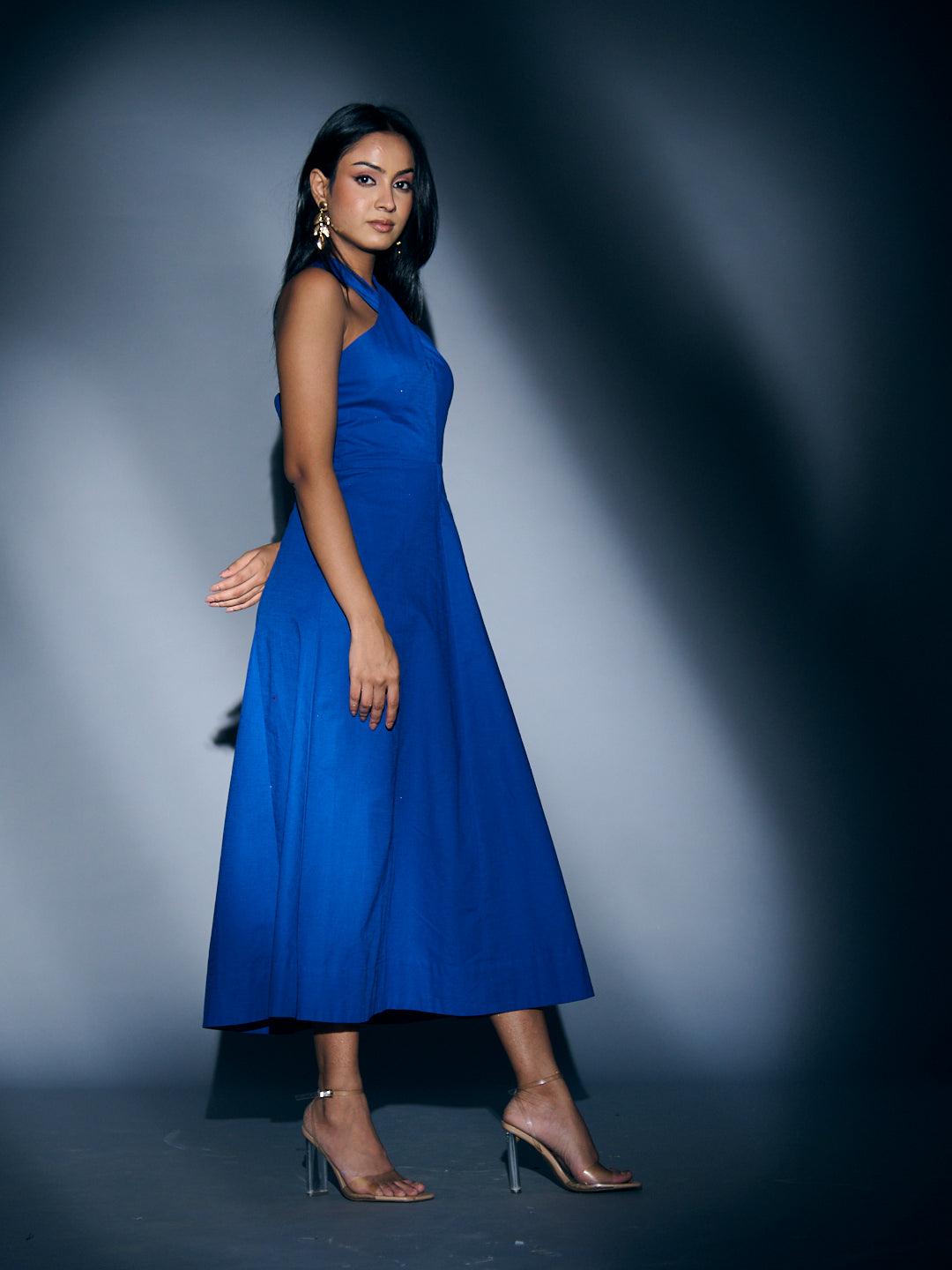 Risate crossneck linen maxi dress in blue for a stylish and elegant look