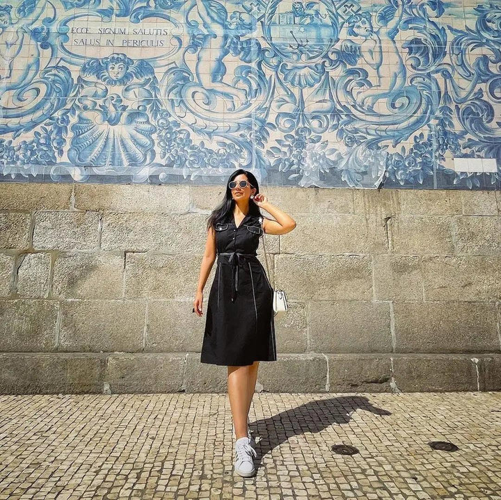 Risate elegant midi dress for women in black with a stylish belt and casual white sneakers