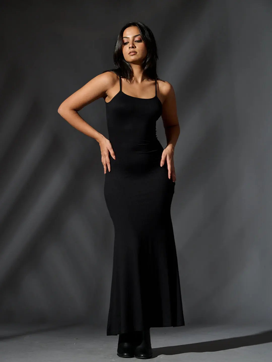 Elegant Risate glam maxi bodycon dress in black, featuring a fitted silhouette and spaghetti straps