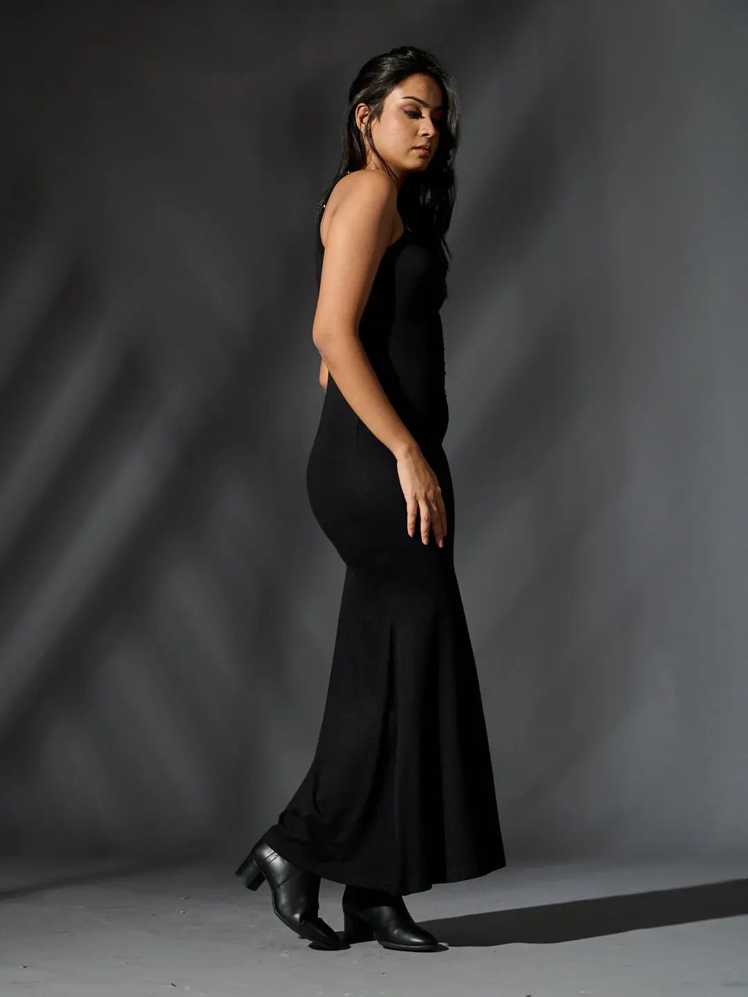 Risate glam maxi bodycon dress in black, featuring a fitted silhouette and elegant hemline