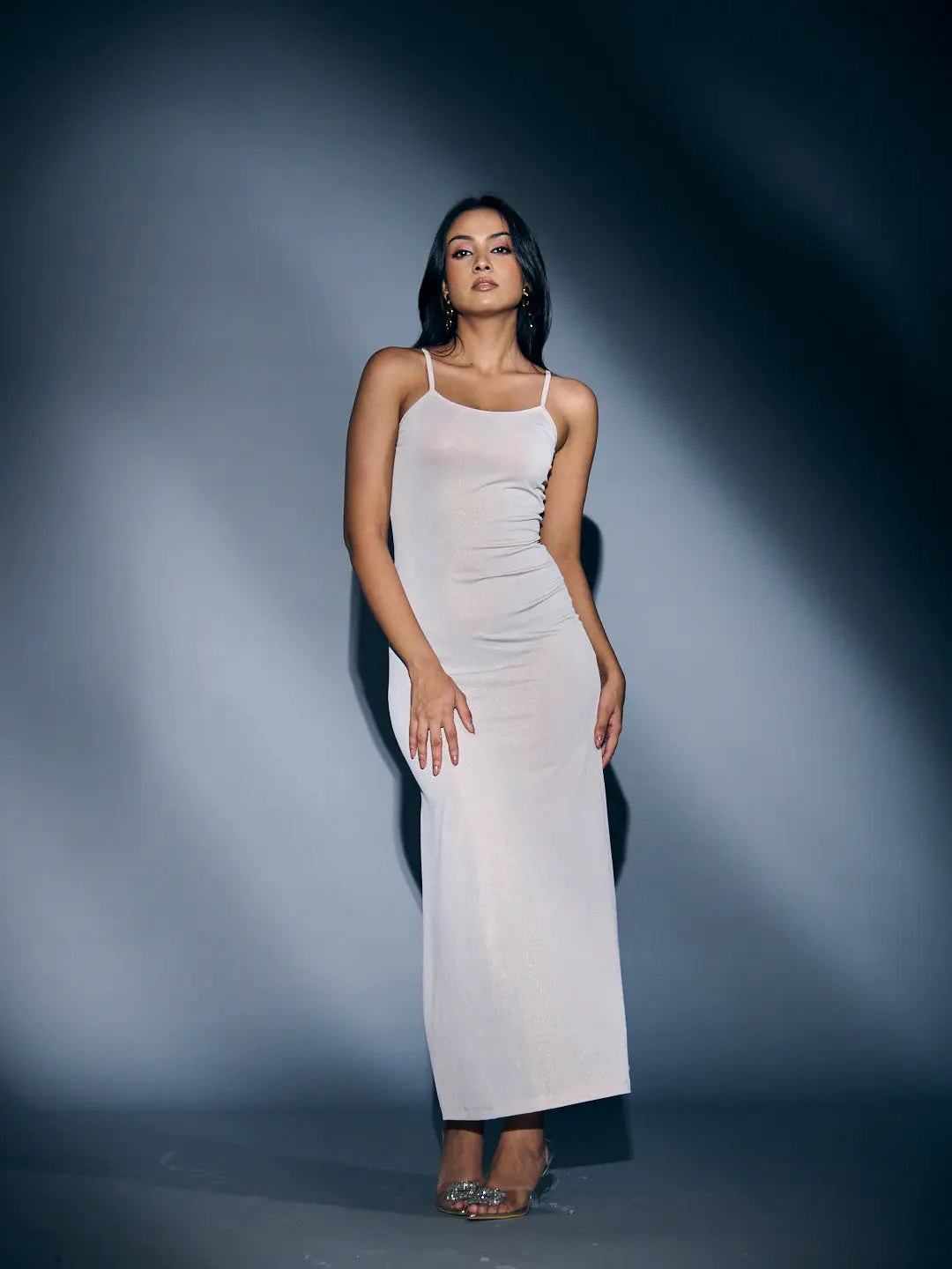 Risate glam maxi bodycon dress in light color, perfect for elegant evening events with a form-fitting design