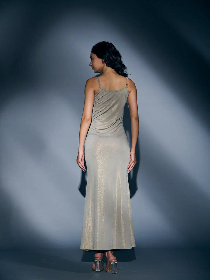 Elegant Risate glam maxi bodycon dress in gold with a fitted silhouette and a sleek back design