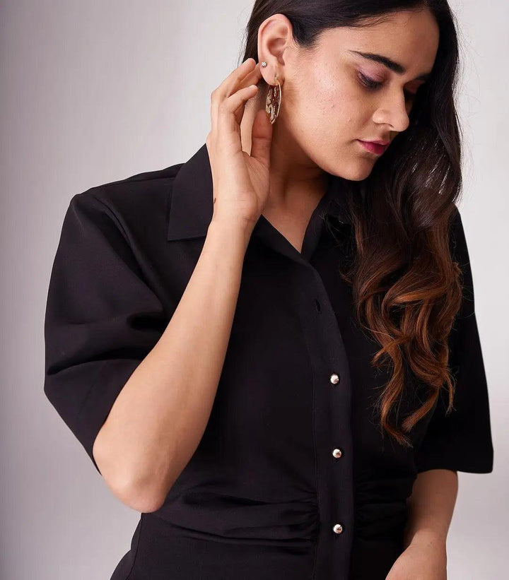 Elegant Risate knee length dress for women with short sleeves and button details