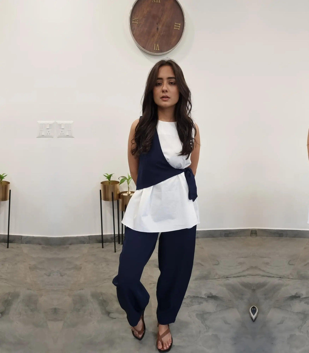 Risate matching set in navy and white featuring a stylish sleeveless top and relaxed pants, showcased in a modern setting