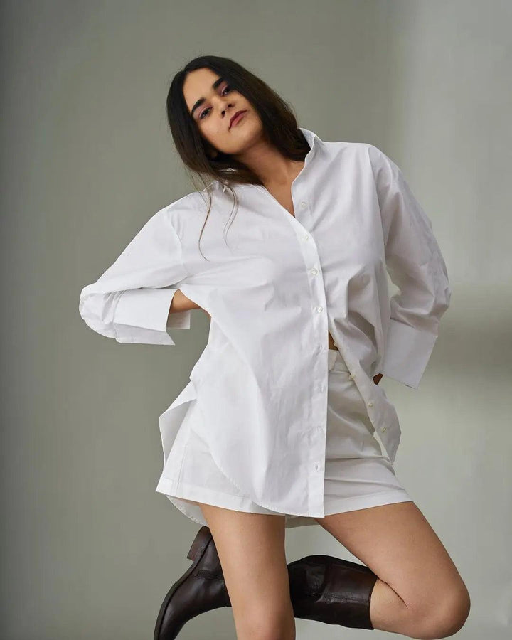 Stylish oversized poplin shirt for women in white, featuring a relaxed fit and chic design