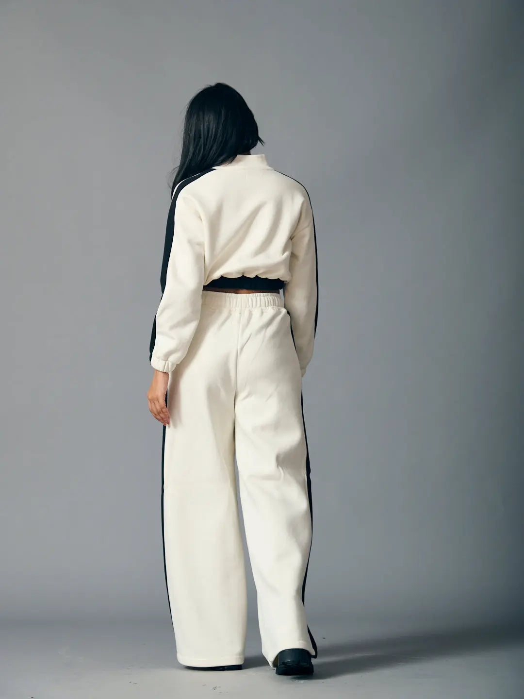 Risate urban chill set for women featuring a cropped top and wide-leg pants in a stylish design