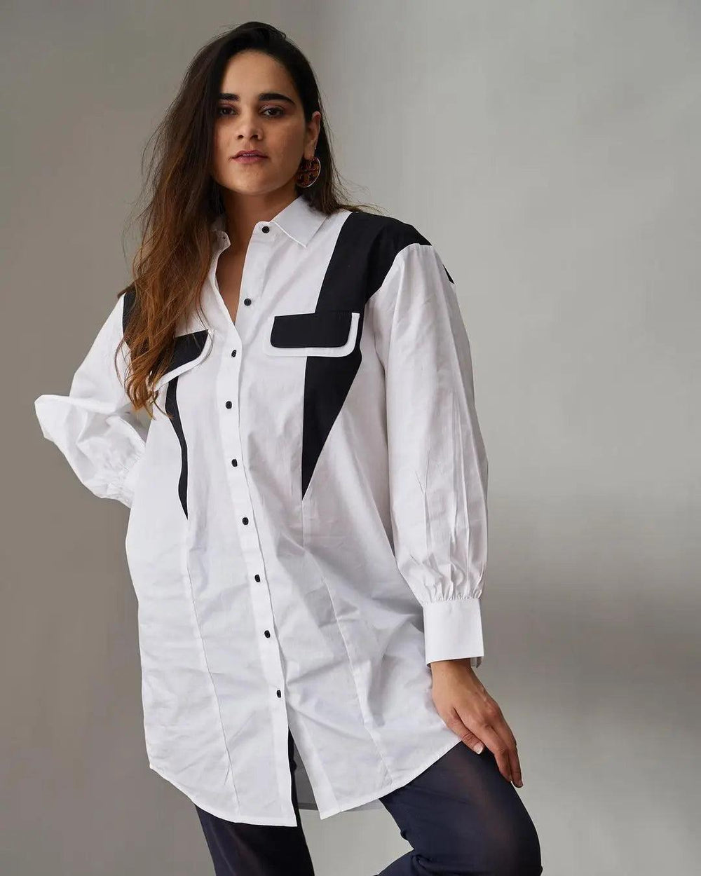 Stylish white oversized poplin shirt for women with black detailing and button closures