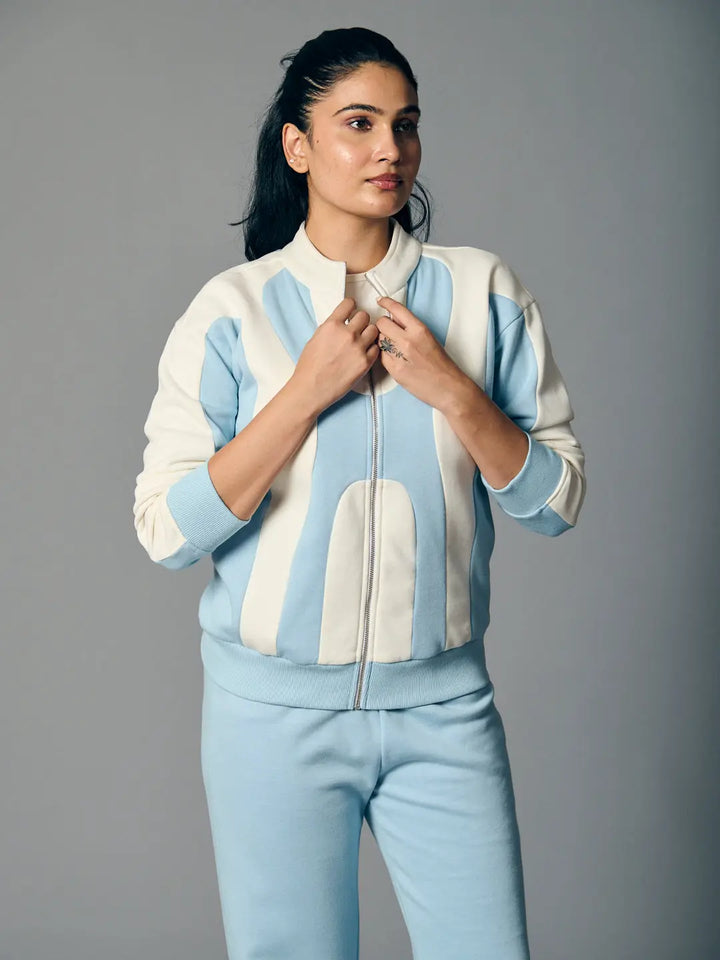 Risate bold edge sweatshirt for women in blue and cream with a stylish zip-up design