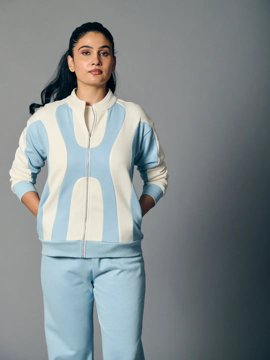 Risate bold edge sweatshirt for women in blue and white with a stylish zipper design
