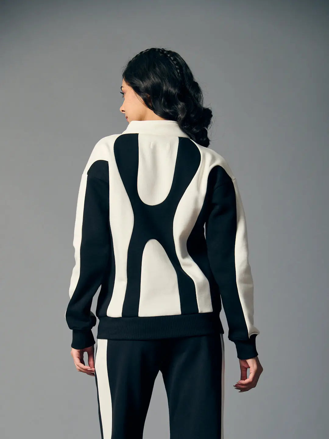Risate bold edge sweatshirt for women in black and cream with a unique pattern