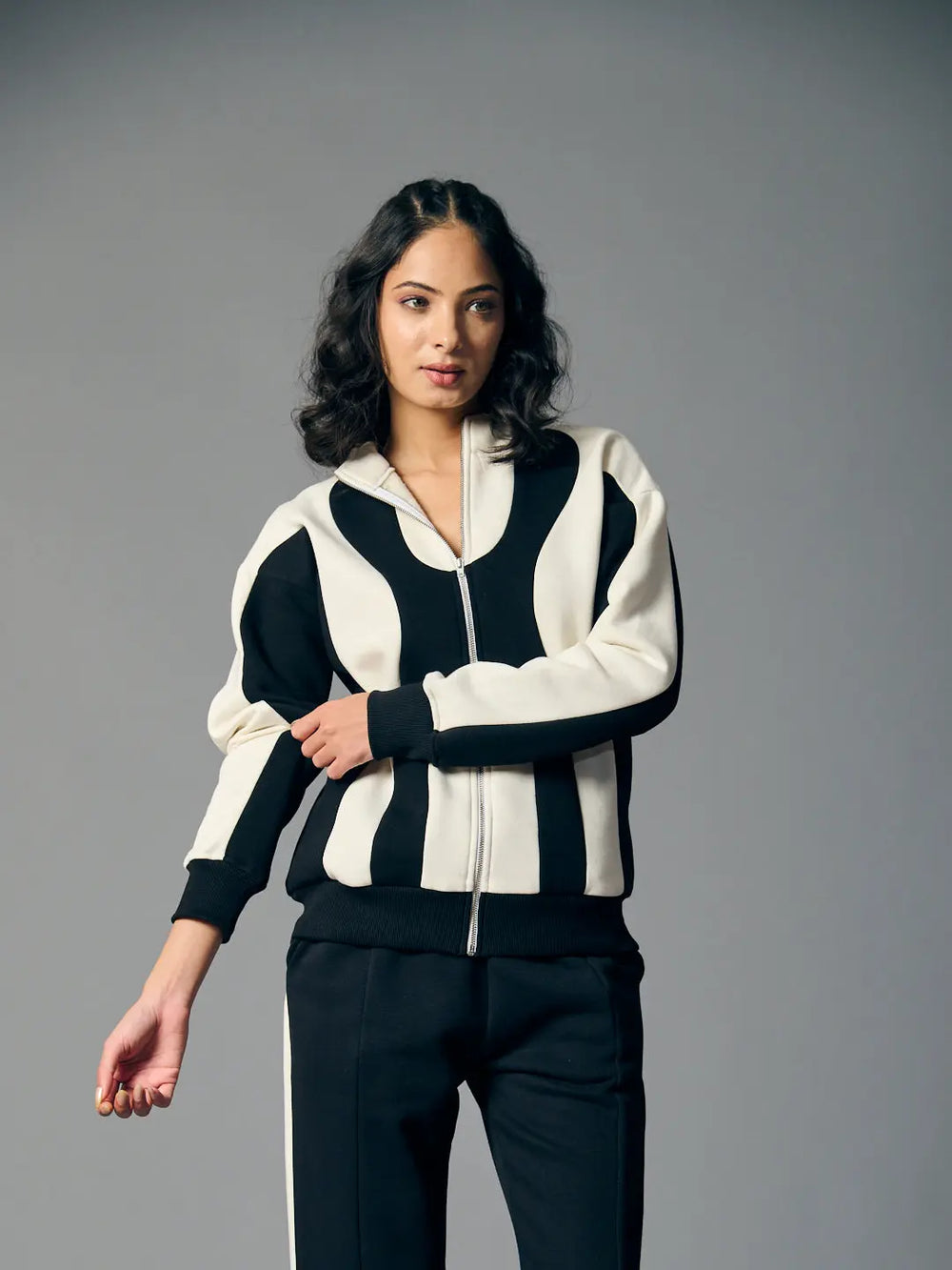 Risate bold edge sweatshirt for women in black and white with a stylish zip-up design