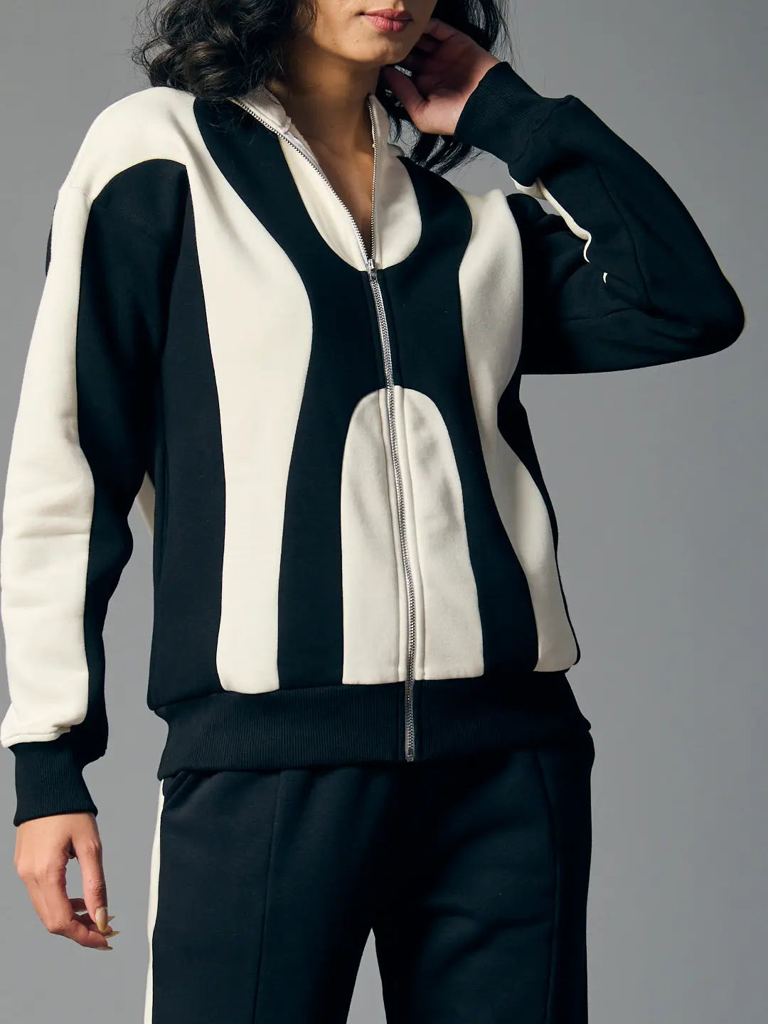Risate bold edge sweatshirt for women in black and cream with a stylish zip-up design