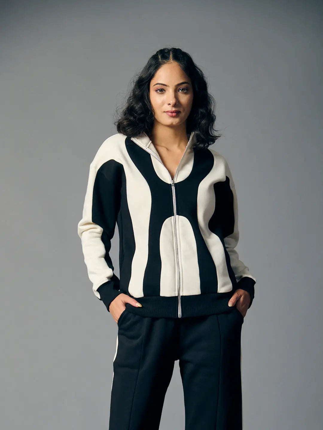 Risate bold edge sweatshirt for women in black and white with a stylish zip-up design.