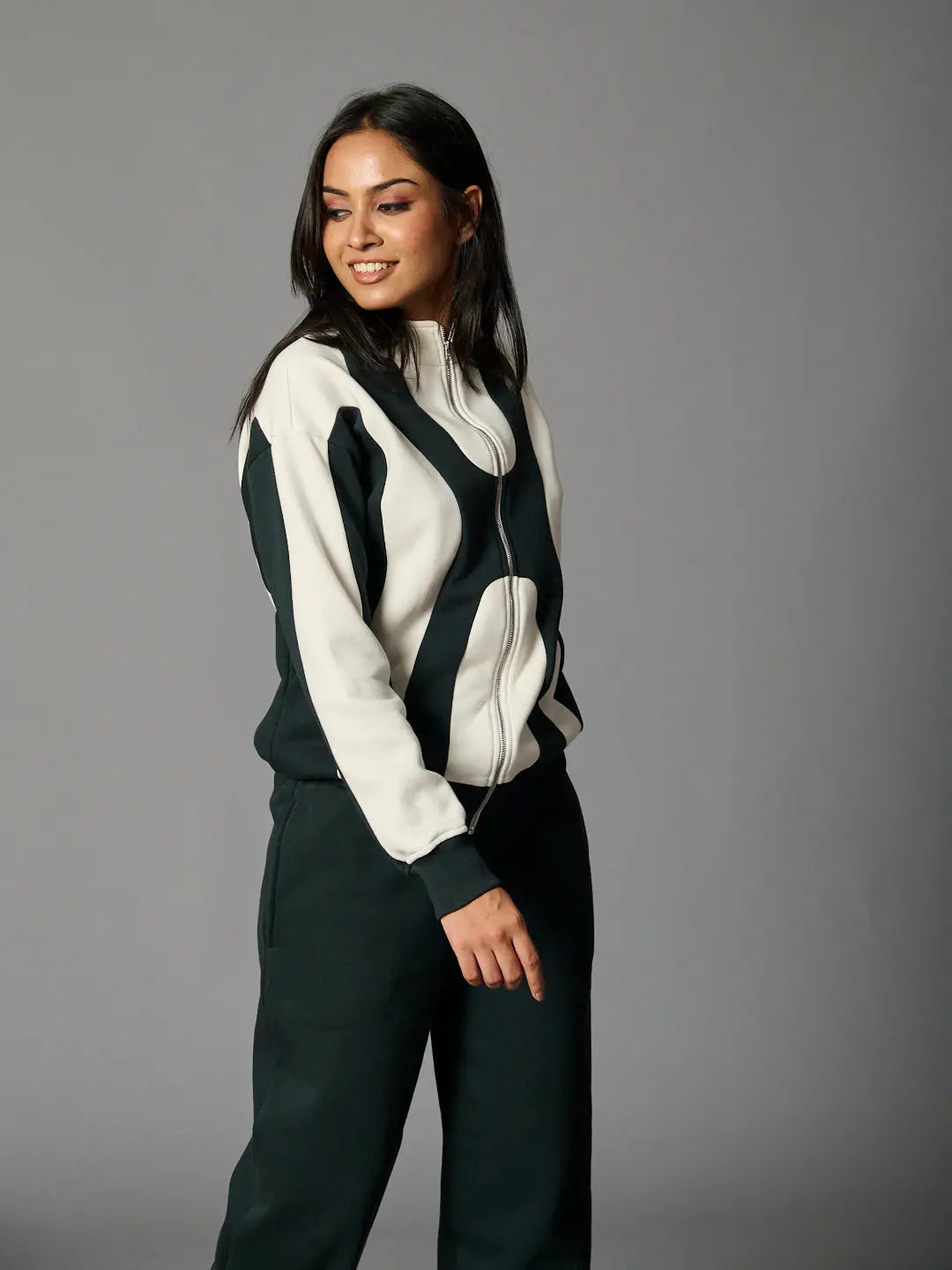 Risate bold edge sweatshirt for women in green and cream with a stylish zip design