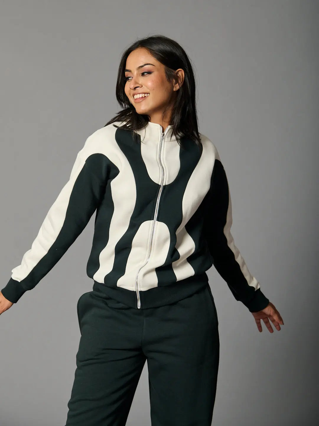 Bold edge sweatshirt for women with a stylish design in black and white, perfect for casual wear