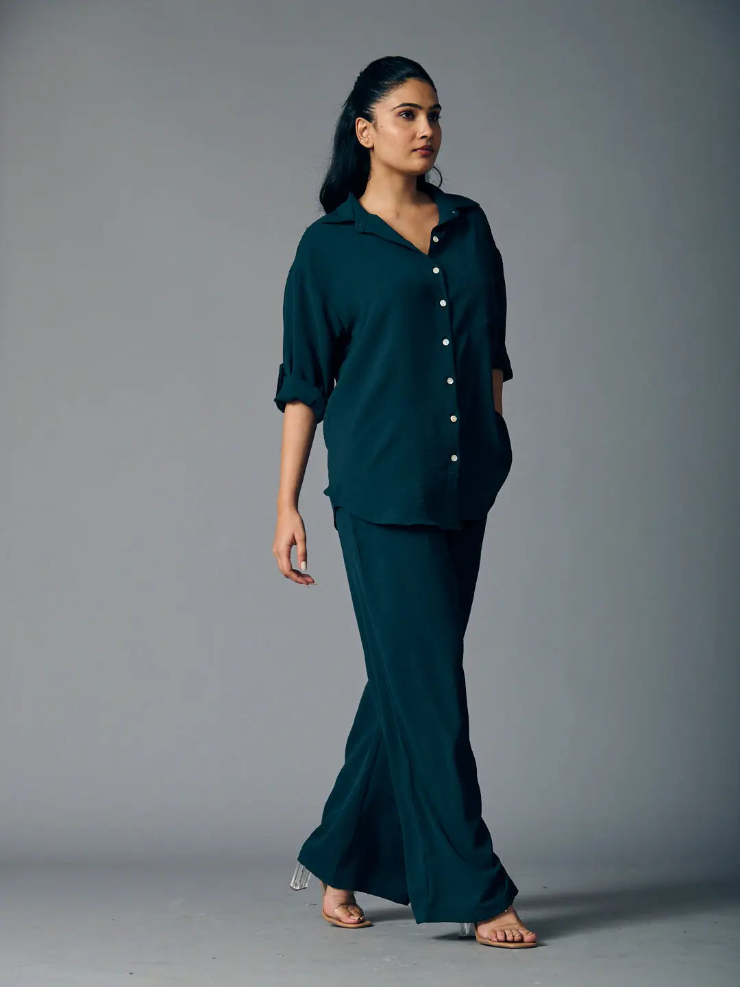 Risate women's classic shirt and pants set in dark green, featuring a relaxed fit and stylish buttons.