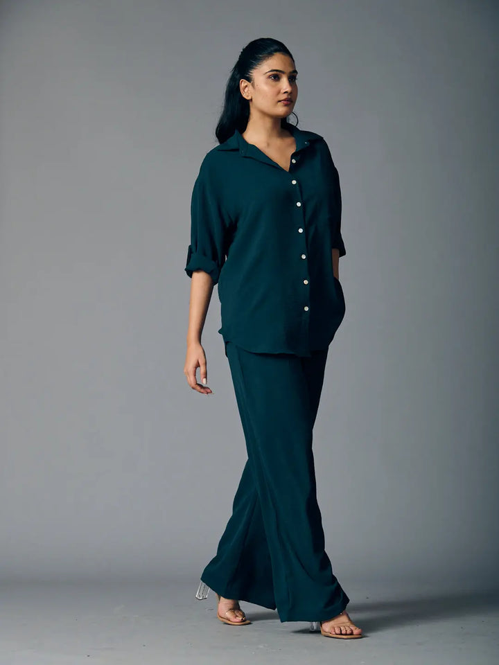 Risate women's classic shirt and pants set in dark green, featuring a relaxed fit and stylish buttons.
