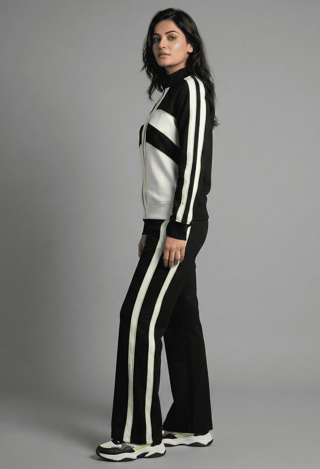 Risate women's color-block tracksuit featuring a stylish zip-up jacket and matching pants