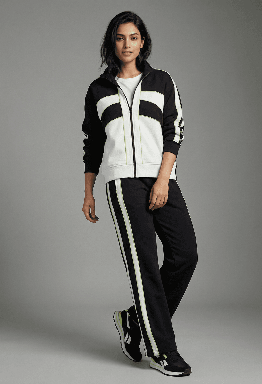 Risate women's color-block tracksuit featuring a zip-up jacket and matching pants for a stylish look