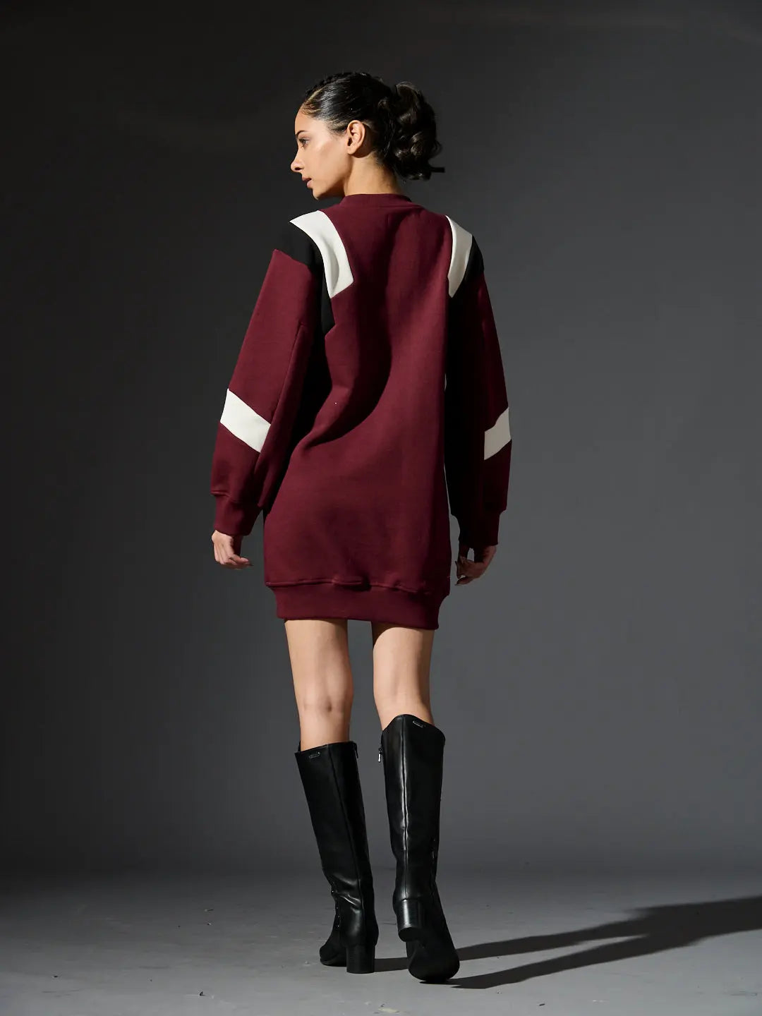 Risate women's fleece dress in burgundy with stylish color block sleeves and a comfortable fit