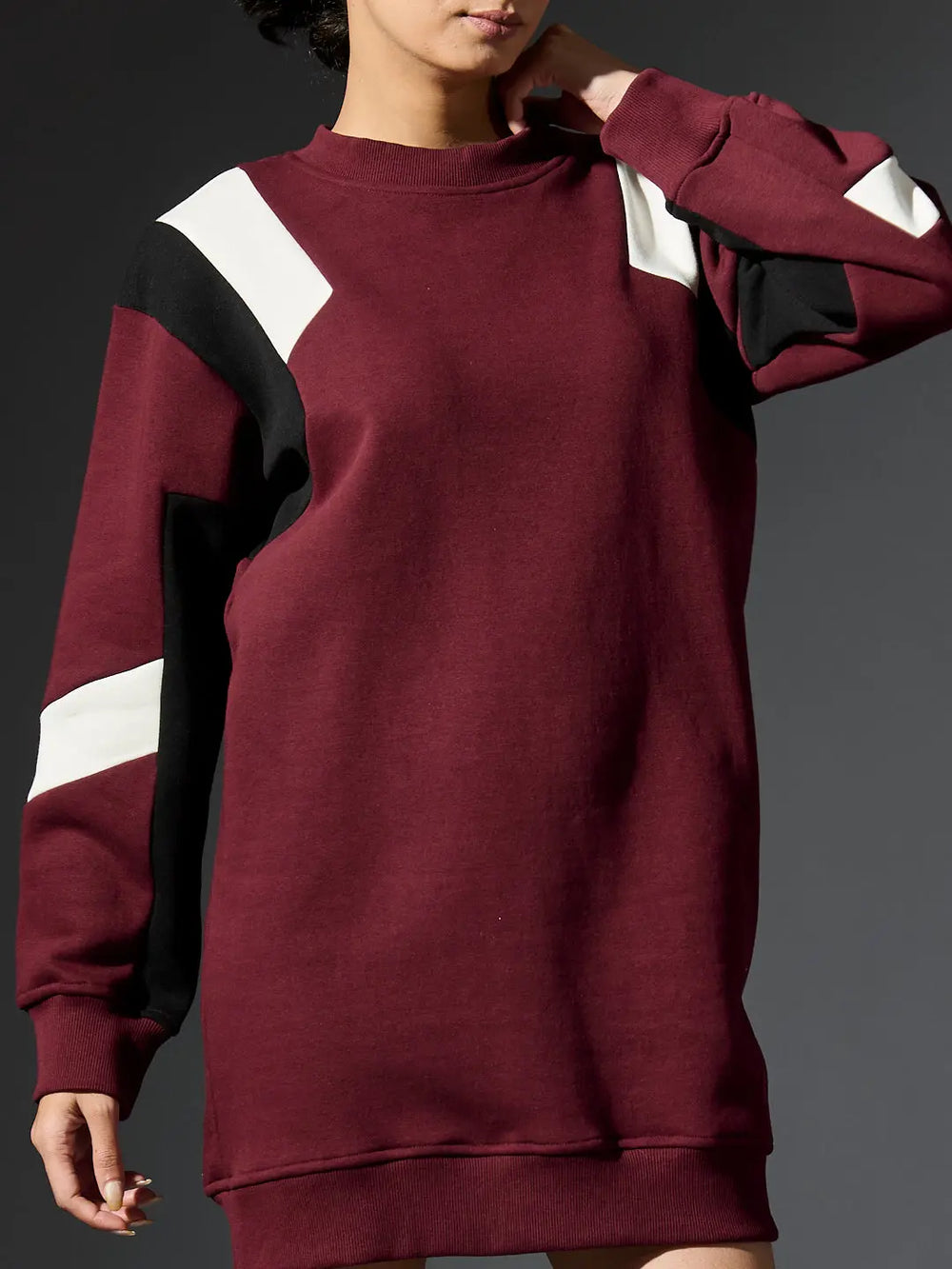 Risate women's fleece dress in burgundy with contrasting black and white sleeves for casual comfort