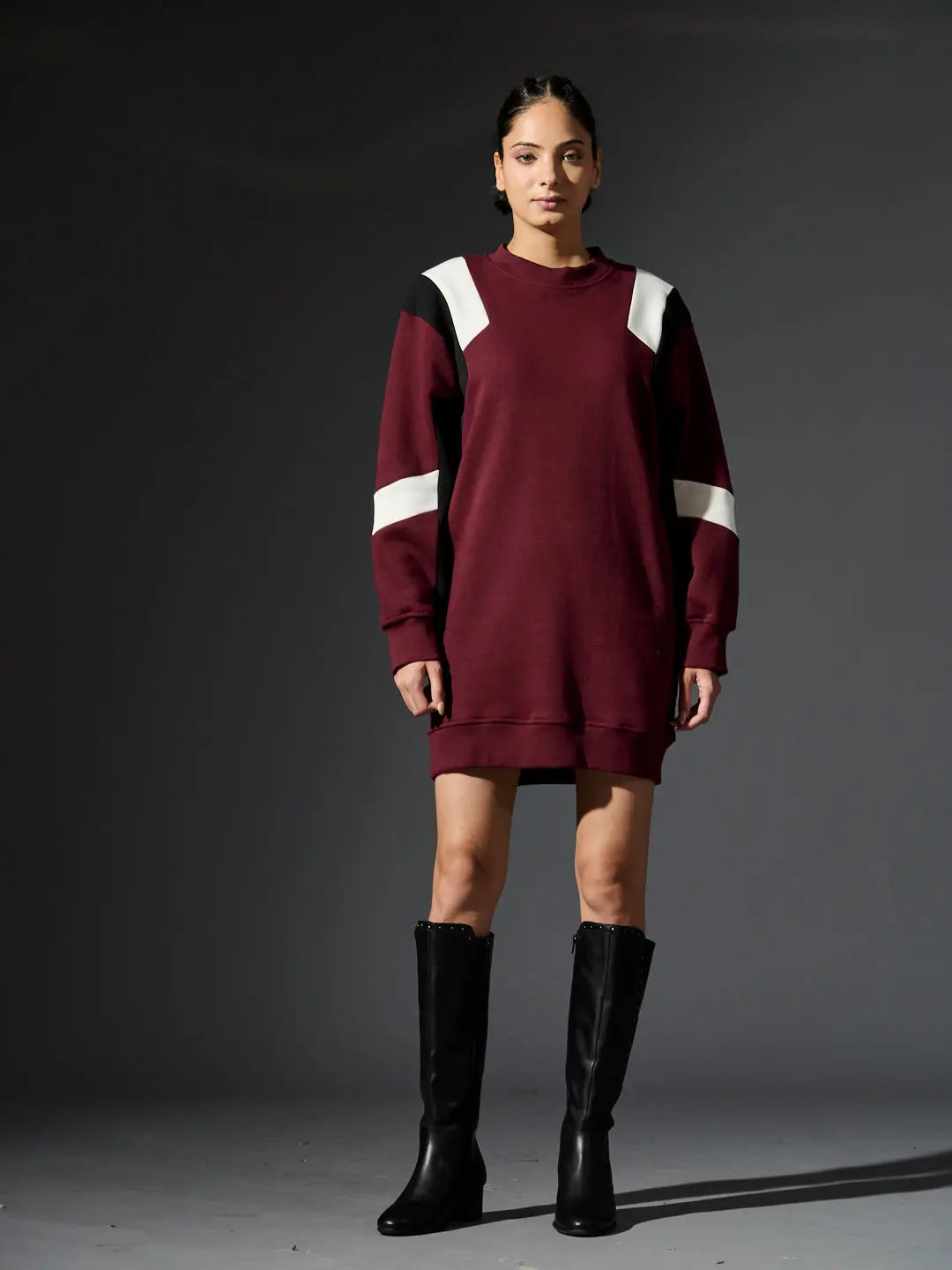 Risate women's fleece dress in burgundy with white color-blocked sleeves for a stylish look