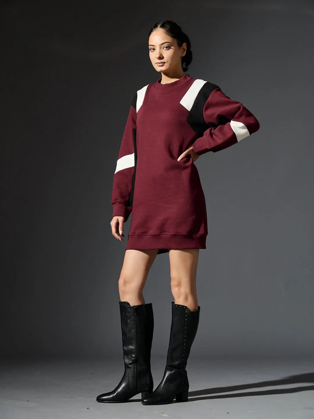 Risate women's fleece dress in burgundy with contrasting sleeves and a relaxed fit
